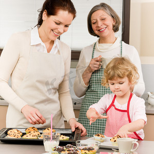 家庭烘焙蛋糕在厨房里的妇女