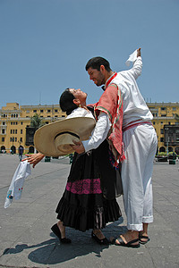 marinera 在殖民地 buildingsl 在秘鲁利马的舞者