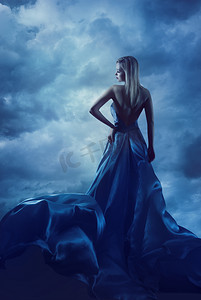 女人背画像中的晚礼服，在丝绸礼服，布飞越蓝天，夜间云女士