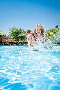 佩索阿摄影照片_快乐的孩子玩的母亲在游泳池