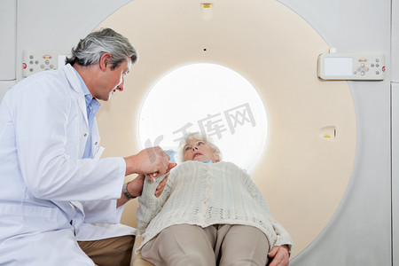 放射科医生安慰病人 ct 扫描前