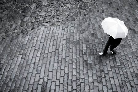 在雨中伞的女人