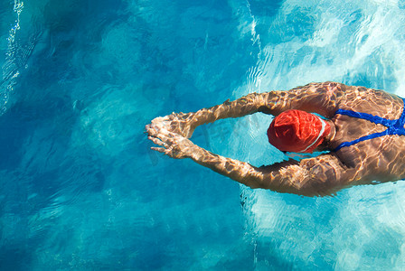 游泳运动员图片摄影照片_竞技游泳者在一个游泳池的行动