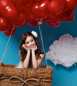 春天儿童卡通摄影照片_小可爱的女孩，在红色的心形气球情人节飞