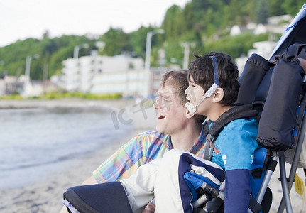 好友banner摄影照片_享受海滩与残疾儿子的父亲