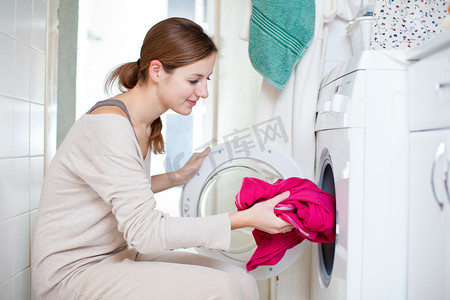 家务：年轻女子洗衣服