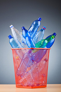 废物回收摄影照片_用塑料瓶回收利用的概念
