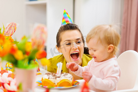 开心的女孩子摄影照片_妈妈和宝宝开心的生日聚会