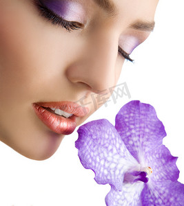 紫罗兰色兰花美丽温柔女人脸的特写
