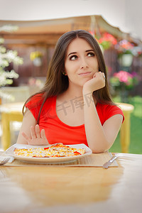 年轻女人拒绝吃披萨