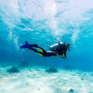 巴里島摄影照片_附近海底的潜水员的剪影