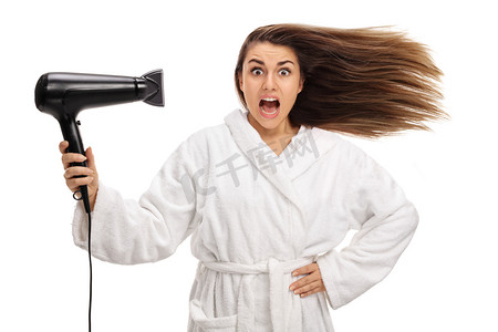 震惊干燥用吹风机将头发的女人