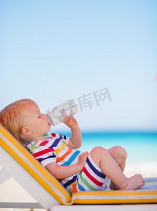 婴儿在太阳床上饮用水的肖像