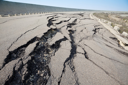 损坏摄影照片_地震发生后的裂纹的路