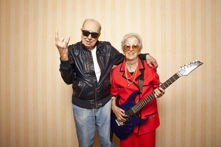 超酷时尚老年夫妇与电吉他