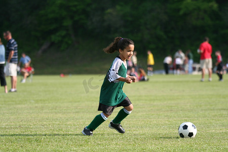 年轻女孩踢足球
