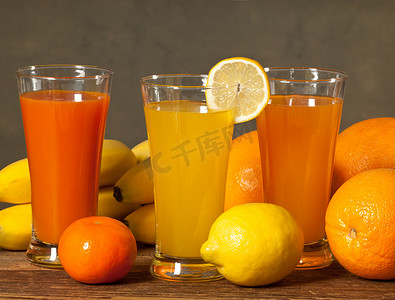 夏季柠檬果汁摄影照片_夏季水果饮品果汁柠檬橙汁 