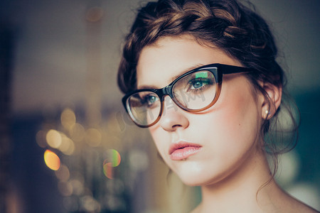 gafas摄影照片_戴眼镜的年轻女子的画像