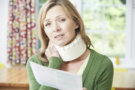 女人接受颈部损伤后读信