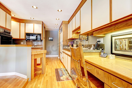 厨房内部与白和木柜.
