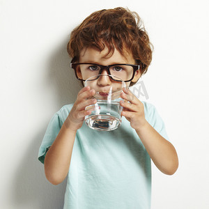 透明设计摄影照片_男孩喝了一杯水