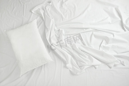 国潮风格首页摄影照片_床上用品床单和枕头睡床