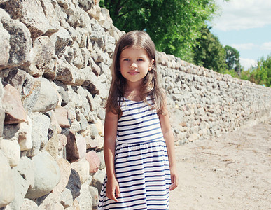 快乐之旅摄影照片_夏天、 度假、 旅游的人的概念 — — 漂亮的小女孩