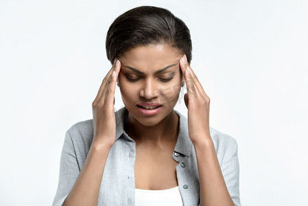 头痛的非洲裔美国女人