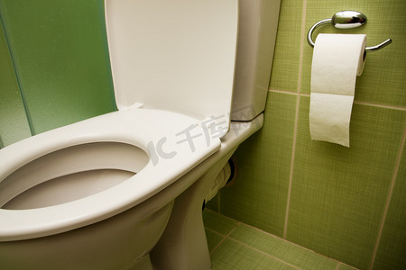 卫生厕所摄影照片_马桶座圈和浴室中的纸张