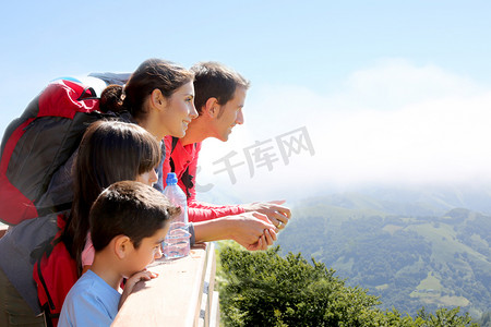 一家人在山中远足，望着风景