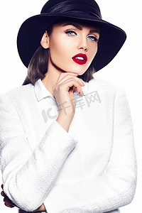 白大衣夹克时髦布美丽性感时尚黑发业务年轻女人模型的高级时装 look.glamor 特写肖像