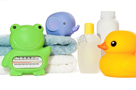 宝贝，孤立的沭浴配件： 毛巾、 玩具、 温度计和博