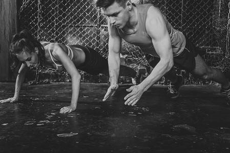 运动员。适合男性教练男人和女人做拍手俯卧撑爆发力训练概念运动量来找到健身锻炼实力电源