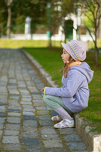 孩子边框摄影照片_女孩-学龄前儿童坐在路边石上