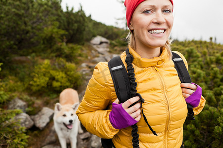 wandern摄影照片_在秋田犬山徒步旅行的女人