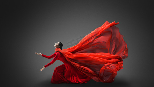 国潮风龙摄影照片_与飞行织物的红裙子的女人