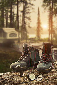 登山靴摄影照片_与罗盘在营地的登山靴