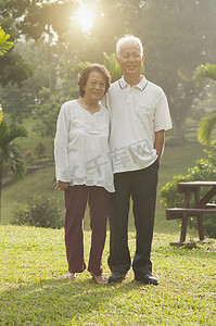 亚洲老年人夫妻散步在室外公园