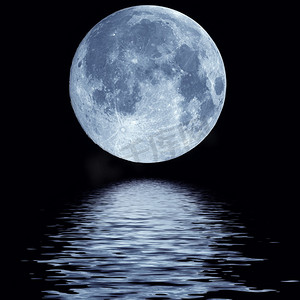 月亮发光发亮摄影照片_满月在水