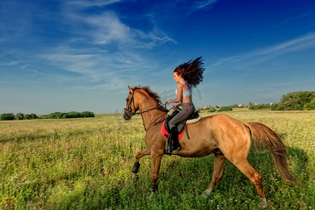 在农田骑马摄影照片_美丽的姑娘骑着马在乡下
