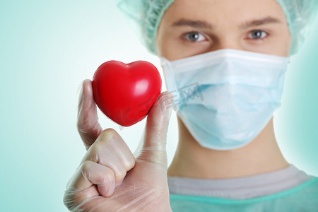 学生爱卫生摄影照片_läkaren håller hjärta form leksak