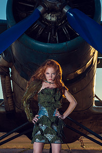 在靠近飞机军事衣服的红头发的女人