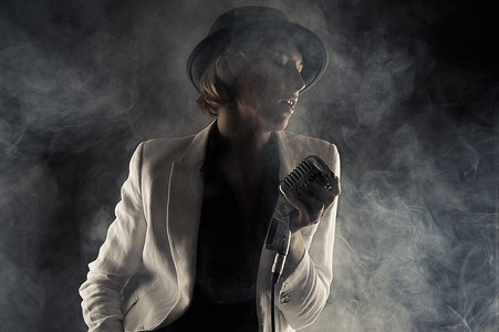 爵士歌手女人与烟气中的复古麦克风