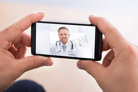 智能医疗设备摄影照片_有医生的视频聊天的人
