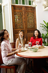 亚洲第一摄影照片_三个女人吃饭