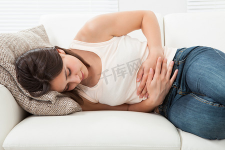 肚子疼女摄影照片_患胃痛的妇女