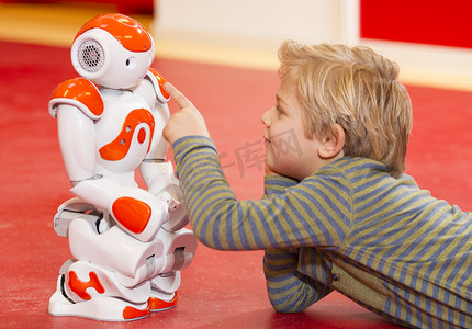 机械金属科技摄影照片_孩子玩和学习与机器人
