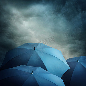 灰色暴风摄影照片_乌云和遮阳伞
