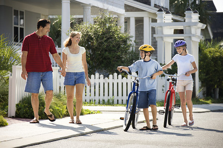 骑自行的男孩摄影照片_步行与自行车的家庭