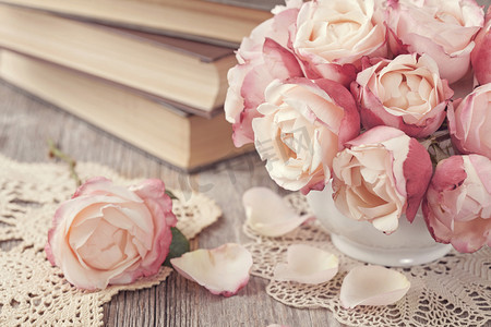 粉红色玫瑰和陈旧的书